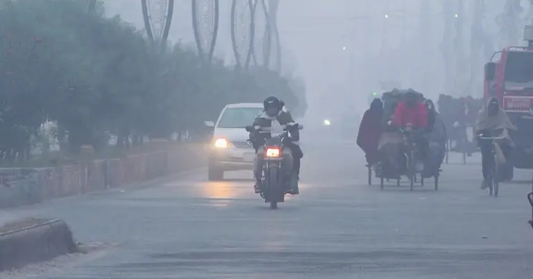 ঘন কুয়াশা ও তীব্র শীতে বিপর্যস্ত জনজীবন